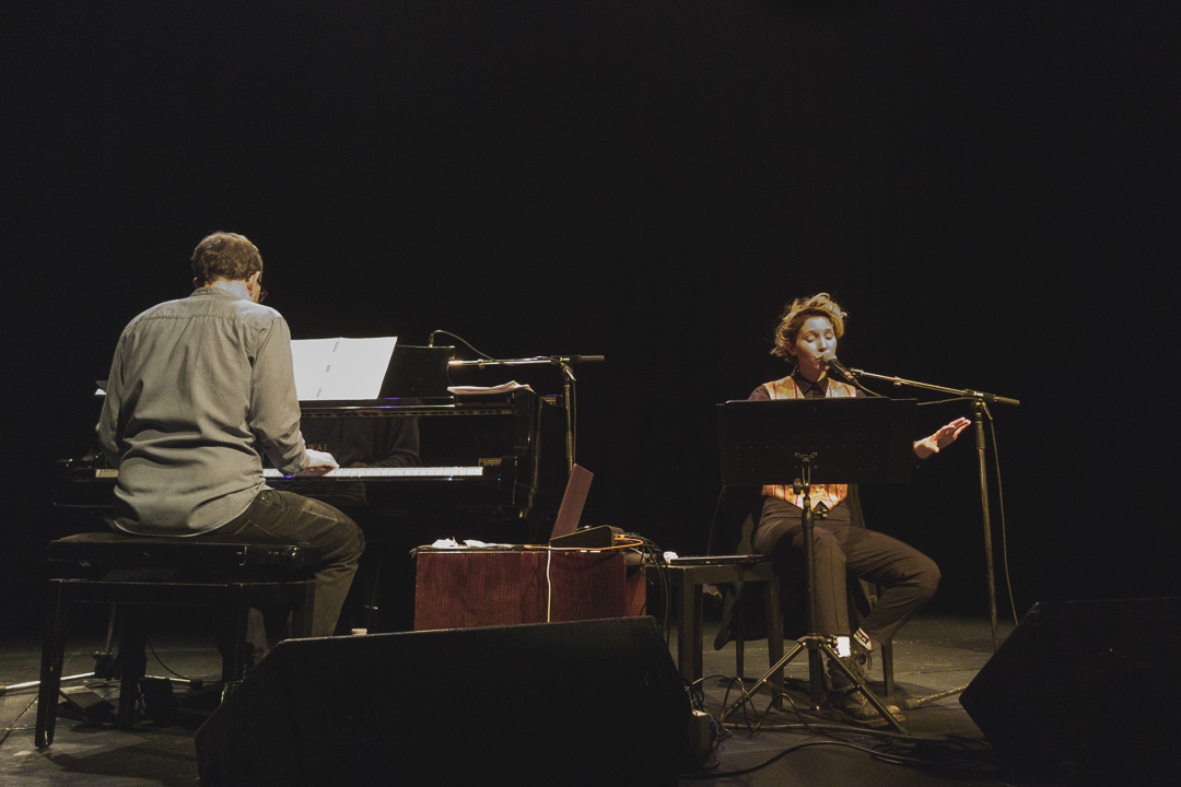 Clemens Wenger (p) und Mira Lu Kovacs (voc) im Konzert auf der Bühne der ARGEkultur Salzburg