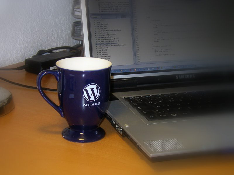 Blauer Kaffeebecher mit WordPress-Logo