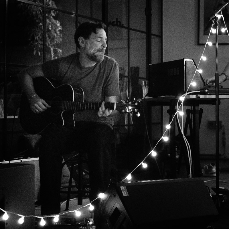 Stefan Lindberg an der Gitarre beim Konzert von Anna Katt in der Tabakfabrik Linz