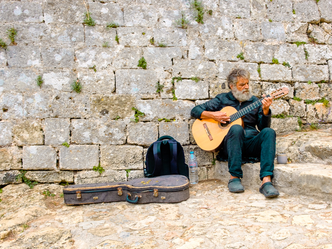 Strassenmusiker speilt Gitarre in der Fortezza Rethymno auf Kreta