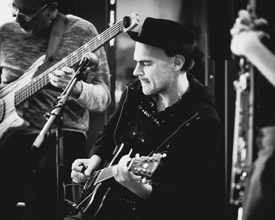 Todd Clouser, Gitarrist von A Love Electric aus Mexico Citys Jazz-Szene, während eines Konzerts im OKH Vöcklabruck. Foto © Robert Wetzlmayr